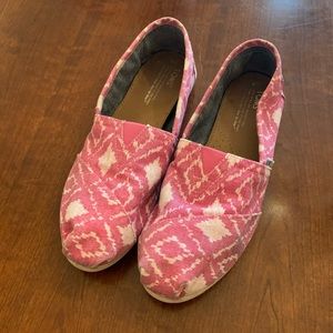 Classic TOMS canvas shoe- pink geo